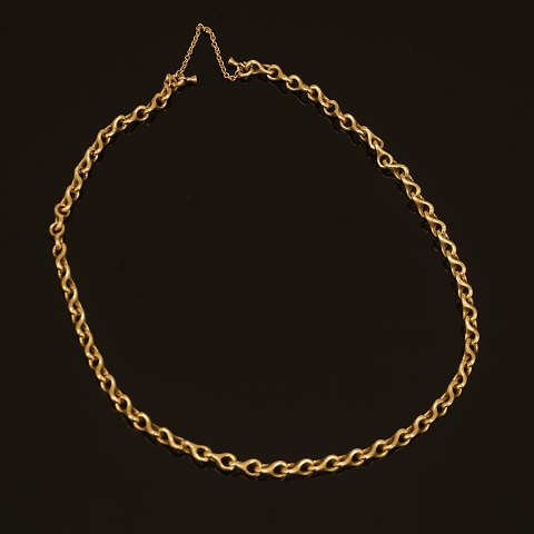 18kt gold necklace by Ole Lynggaard, Copenhagen. 
L: 54cm. W: 75,3gr