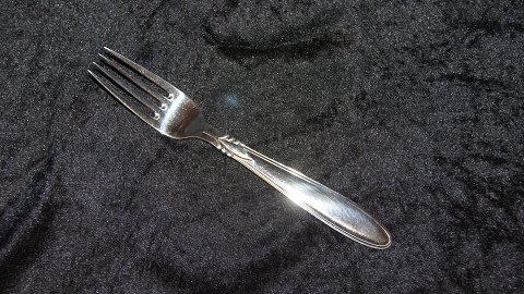 Middagsgaffel, #Sextus, Sølvplet bestik
Producent: Københavns Ske-Fabrik
Længde 19,5 cm.