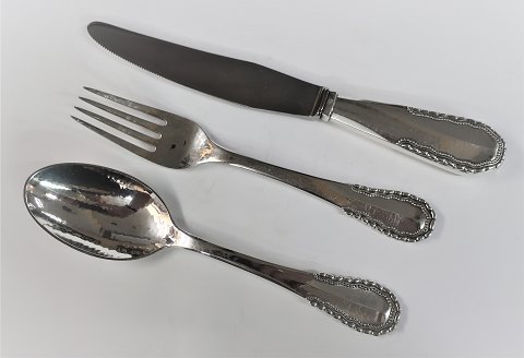 Georg Jensen. Silberbesteck (925). Viking. Menüe Besteckset; bestehend aus 
Messer, Gabel und Löffel. Es sind 12 Sets auf Lager. Der Preis gilt pro Set.