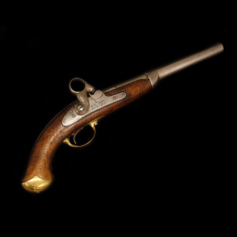 Dansk ringhanepistol Model 1848. Fabrikeret på 
Kronborg og udleveret 1852. Lås stemplet "MD - 
1848. 1852-201". Pibe stemplet "CHR.4E.52 
1852-201". Pibe og lås begge med Frederik VIIs 
kronede monogram. L: 46cm