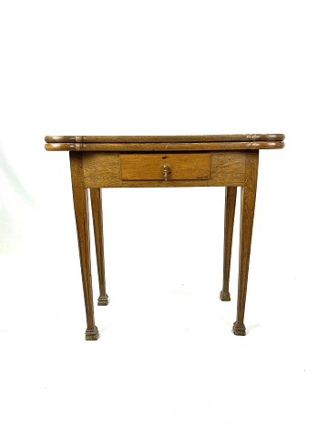Antique game table with small oak drawer in the style of louis seize from the 
period 1760-1790. 5000m2 exhibition
Great condition
