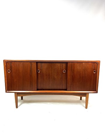 Sideboard in teak of danish design from the 1960s.
5000m2 showroom.
Excellent condition
