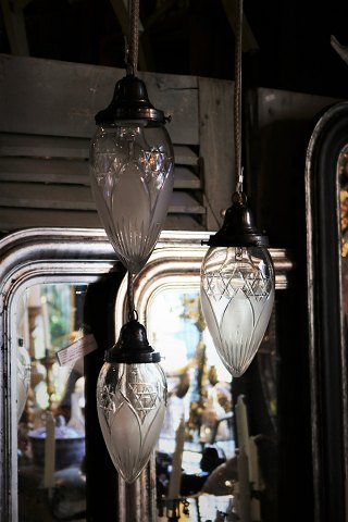 Jugend ceiling lamp from 1910 with socket in patinated brass and beautiful 
drop-shaped glass lampshade...