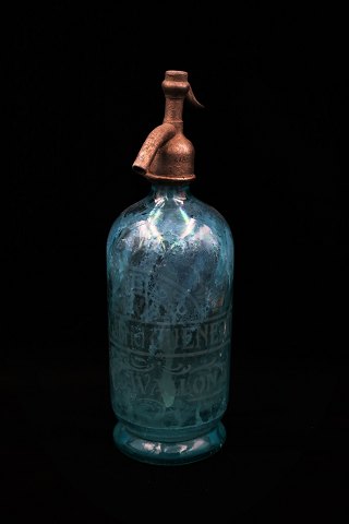 Decorative old French glass siphon in turquoise blue color from old cafe with 
engraved writing on the side of the siphon and a little "Raw" patina. 
Height: 30cm.