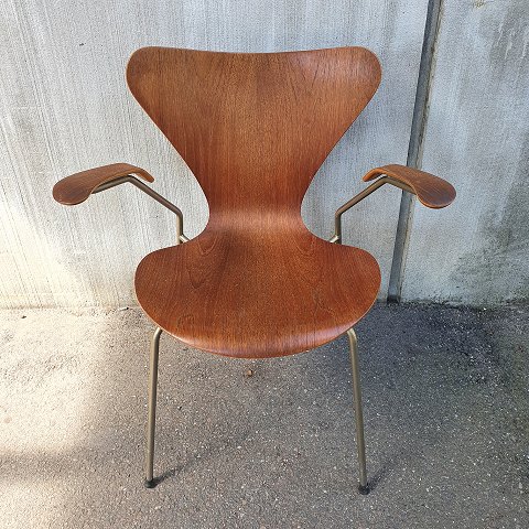 Arne Jacobsen, 7ér stol i teak med armlæn