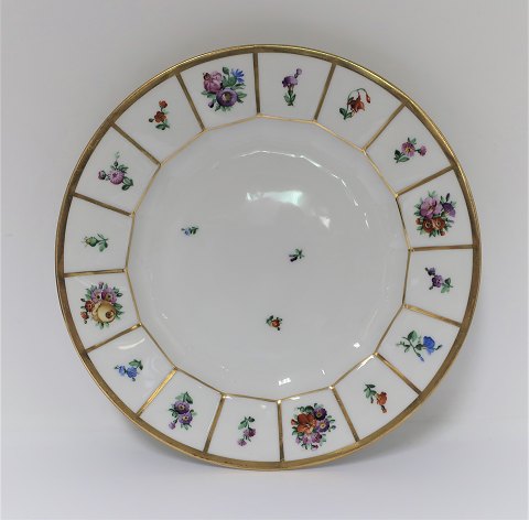 Royal Copenhagen. Henriette. Frokosttallerken. Model 444-8550. Diameter 22,5 cm. 
(1 sortering). Der er 10 styk på lager. Prisen er per styk.