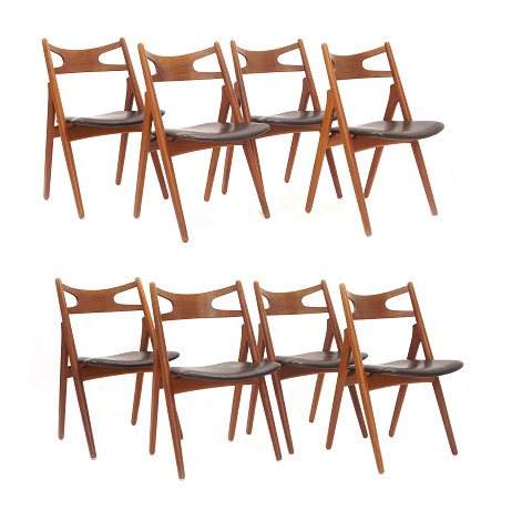 Hans J. Wegner: Satz von acht "Sawbuck"-Stühlen 
aus Teak mit originalem Lederbezug. Gestempelt 
Hans J. Wegner & Carl Hansen & Søn. Schöner 
Zustand mit kleineren Gebrauchsspuren. H Rücken: 
75cm. H Sitz: 44,5cm