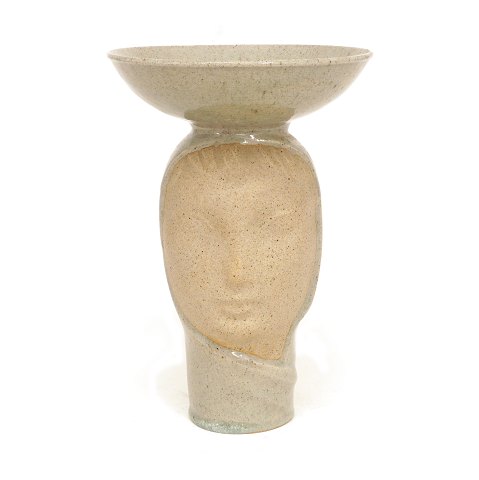 Arne Bang vase i form af buste hvorpå 
trompetformet skål. Stentøj. Signeret og dateret 
1961. H: 27cm
