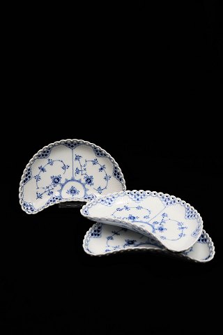 Royal Copenhagen Blue Fluted Full Lace crescent shaped dish.
RC# 352. Staff sales - 3.sort. 21,5x13cm.
SOLD !