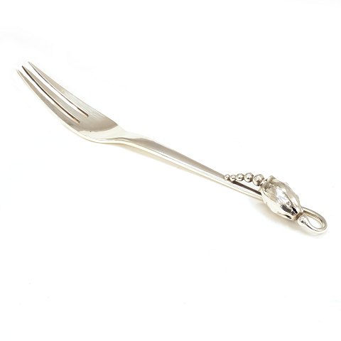 Georg Jensen Magnolia serveringsgaffel i 
sterlingsølv. #84. L: 21cm. V: 62gr