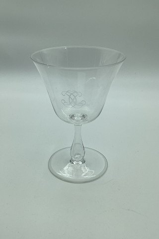 Vinglas med monogram og hul stilk