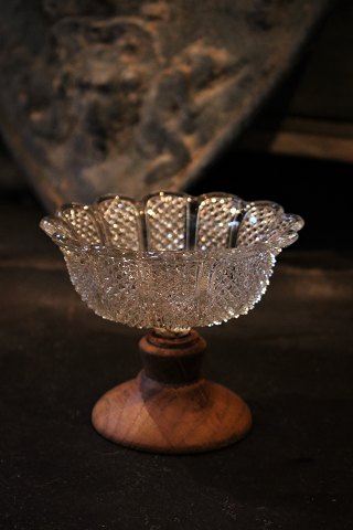 Gammel svensk 1800 tals skål i presset glas monteret med træ fod.
H:10cm. Dia.:12cm.