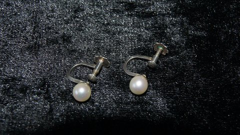 Silver earrings with pearl