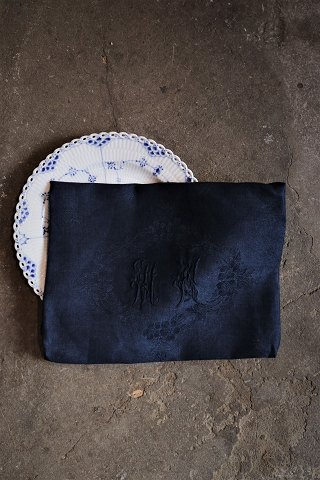 10 pcs. beautiful old French damask woven linen napkins with monogram and floral 
motifs in fine dark blue color. 
87x68cm.