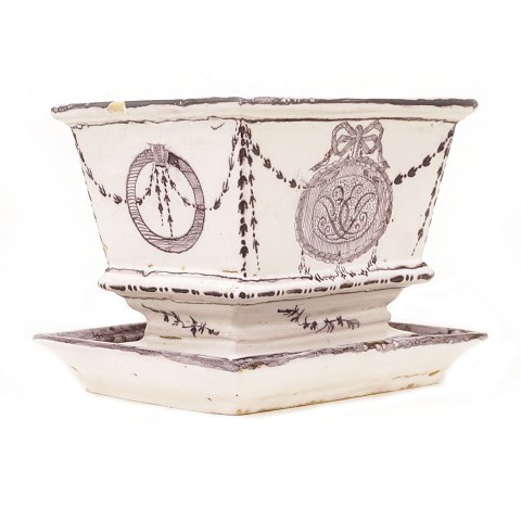 Mangan dekorierter Blumenübertopf aus Fayence. 
Norddeutshcland um 1770. H: 16cm. L: 21cm