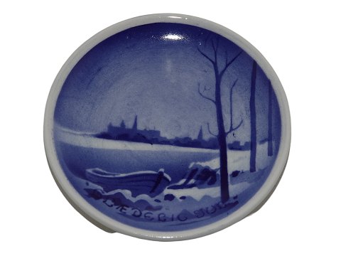 Royal Copenhagen miniature Christmas plate 
Glædelig Jul