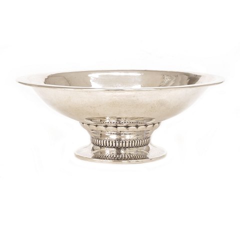 Large Art Deco silver bowl by Fritz Heimbürger, 
Copenhagen, 1926. H. 10cm. D: 25,5cm. W: 448gr