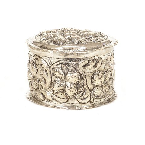 Runde Silberdose mit getriebenen Dekoration in 
Form von stilisierten Blumen. Thore Sørensen, 
Aalborg, 1701-32. H: 6cm. D: 8,3cm. G: 99,5gr