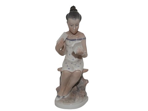 Lyngby figurine
Girl reading a letter
