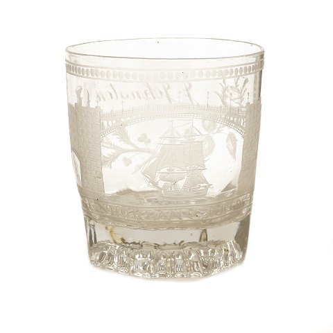 Reich dekoriertes "Sunderland Bridge"-Glas. Um 
1840. H: 9,5cm