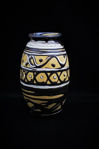 Kähler ceramic vase, glazed in fine colors. Height: 20,5cm....