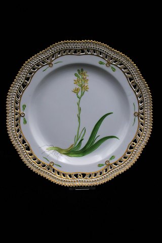 Royal Copenhagen Flora Danica Breakfast plate with openwork edge. 
Dia:23cm. RC#20/3554. 
1.Sort. 1964....