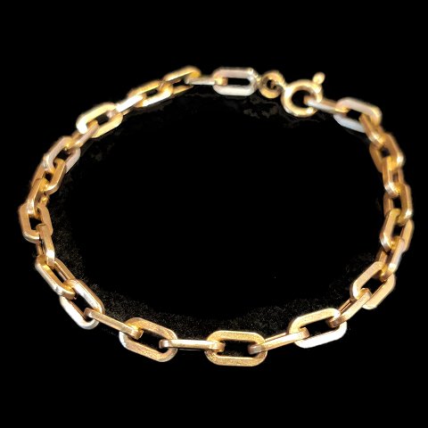 A bracelet of 18k gold