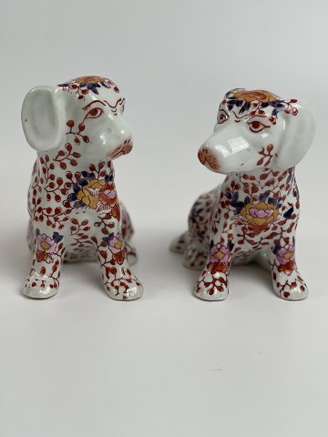 Par japanske Imari-hunde af porcelæn dekoreret med lotusblomster, vasemønster og 
bladværk