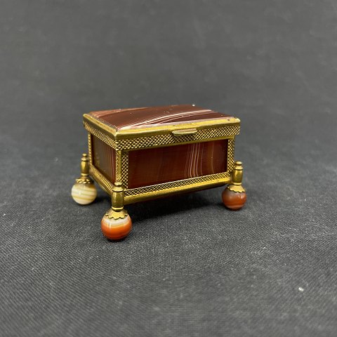 Pill box with ribbon agat on feet