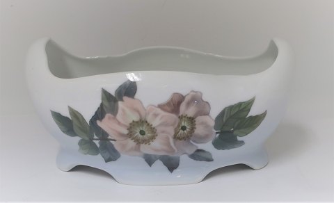 Royal Copenhagen. Oval porcelain bowl. Model 173-493. Length 24 cm. Height 11.5 
cm. Produced before 1923. (1 quality)