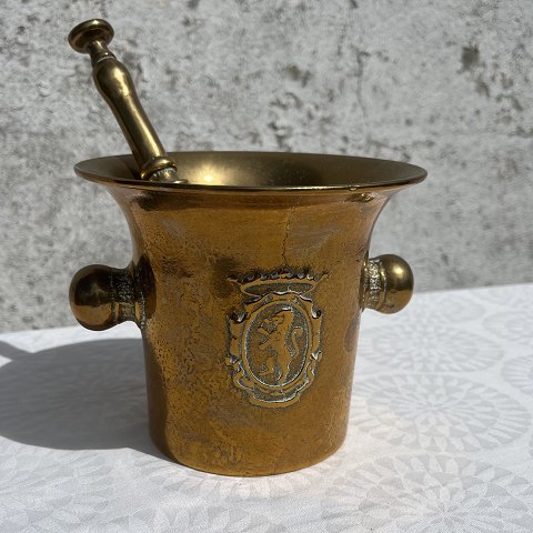 Brass mortar and pestle
*DKK 500