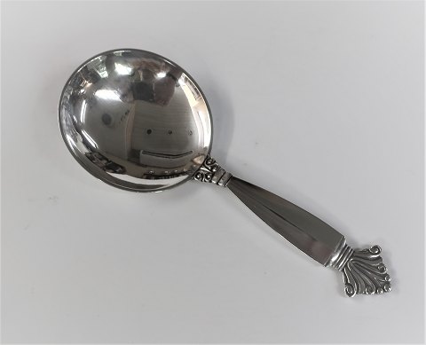 Georg Jensen. Sølvbestik. Dronning. Sukkerske. Længde 10 cm.