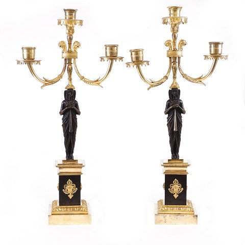 Ein Paar feuervergoldete Empire Bronzekandelaber 
für drei Kerzen. Frankreich um 1820. H: 51cm