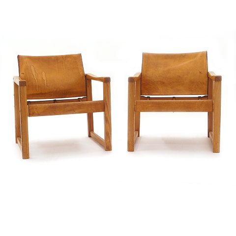 Ein Paar "DIANA" Lounge Stühle mit patiniertem 
cognacfarbenen Leder. Design von Karin Möbring für 
IKEA 1977. H: 70cm. B: 63cm. T: 63cm