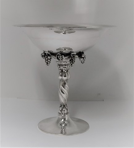 Georg Jensen. Sterling (925). Weintraubenschale. Modell 263B. Höhe 19 cm. 
Durchmesser 18,3 cm. Produziert 1994 (T10)