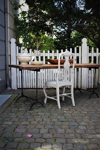 French long table / plank table, consisting of 2 old wrought iron trestles with 
thick wooden planks with a fine patina....