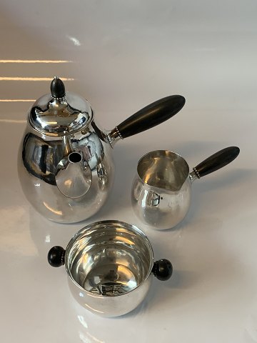 Georg Jensen Kaffesæt 
Kaffekande no 80 A Måler 17,5 cm ca
Flødekande No 80 C Måler 6,5 cm ca
Sukkerskål No 80 B.Måler 5,5 cm ca