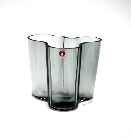 Smokefarvet lille vase, Alvar Aalto, Iittala