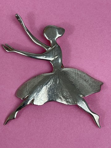 Broche i sterling sølv med balletdanser fra Toftegaard Design. DKK 650. Defekt 
lås. 8 cm på tværs fra fingerspids til tåspids