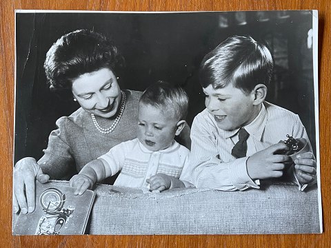 Fotograf Lisa Sheridan - født 1894, død 1966 (Studio Lisa): Sort/hvidt foto af 
Dronning Elizabeth II af England sammen med sønnerne prins Andrew og prins 
Edward i 1965.