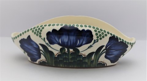 Aluminum. Faience bowl. Model 223 / 115. Length 30 cm. Height 10 cm. There are 
minor traces of use.