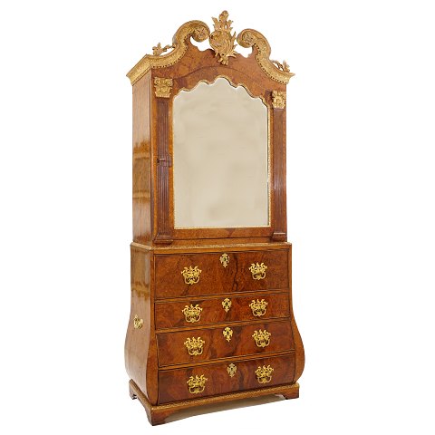 Painted walnut-like Northgerman mirror cabinet 
with gilt carvings. Altona circa 1760. H: 240cm. 
W: 103cm. D: 53cm