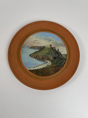 Håndmalet terracotta-platte med maleri af Hammershus på Bornholm, antageligt fra 
P. Ipsens Enke, men ustemplet