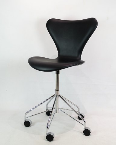 Kontorstol, Serie 7™ 3117, Sort læder, Forkromet stål, Fritz Hansen, Arne 
Jacobsen
Flot stand
