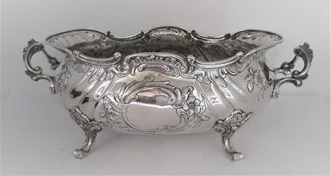 Große ovale Silberschale. Länge 42 cm. Höhe 16 cm. Hergestellt 1904