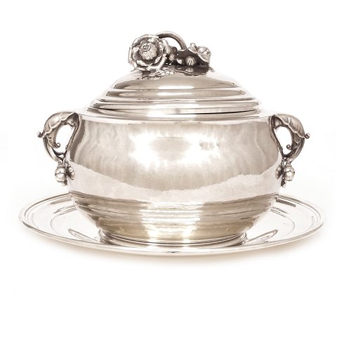 Georg Jensen silver tureen period 1933-44. H: 
20cm. D plate: 27cm. W: 1,69kg