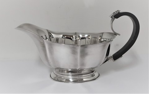Cohr. Silver small gravy boat (830). Length 16.5 cm. Produced 1947.