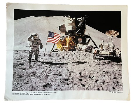 Originalt NASA farveoffsetfotografi fra Apollo 15 månelandingen i juli-august 
1971. Astronaut James Irwing hilser det amerikanske flag Old Glory. I midten ses 
månelandingsfartøjet Falcon og til højre i billedet månekøretøjet Rover