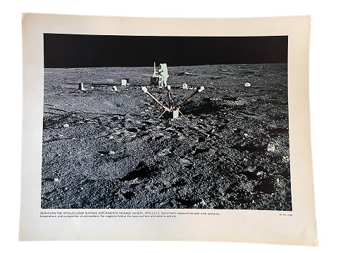 Originalt NASA farveoffsetfotografi fra Apollo 12 månelandingen i november 1969. 
Astronaut Charles "Pete" Conrad, Jr. er på billedet i færd med at justere 
antennen på den såkaldte ALSEP (Apollo Lunar Surface Experiments Package)