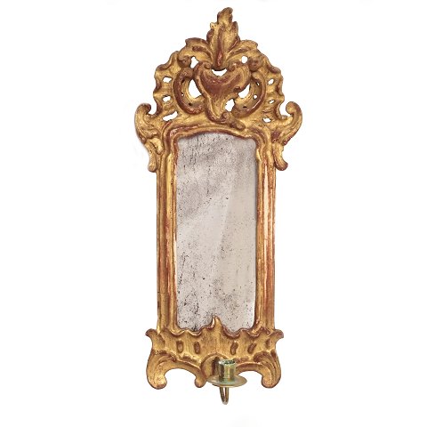 Vergoldeter schleswig-holsteinischer Rokoko 
Spiegel mit Leuchterarm. Dänemark um 1760. Masse: 
52x23cm